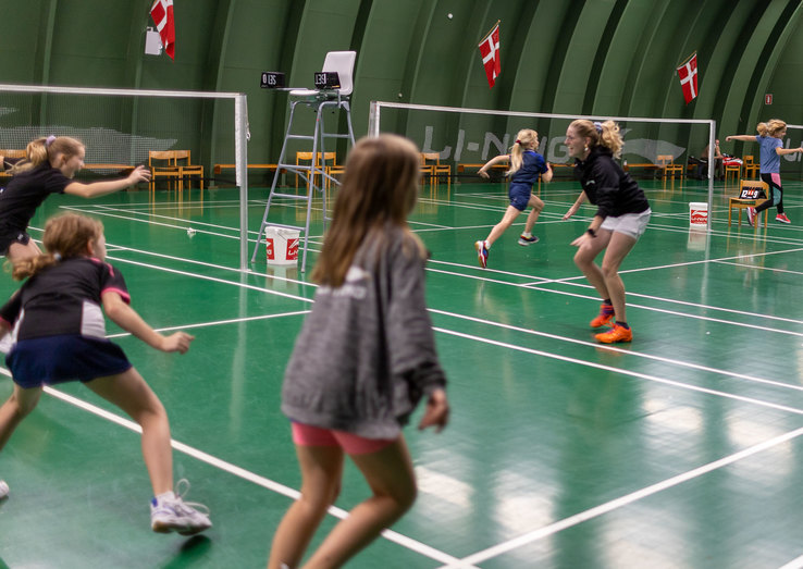 Leg med fokus på at have det sjovt sammen, samtidigt med badmintonrelevante bevægemønstre indlæres.